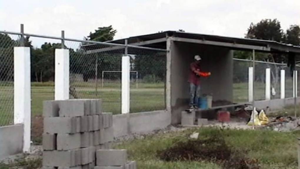 Los trabajos de remodelación de la cancha del estadio Milton Flores comenzaron a mostrar sus frutos.