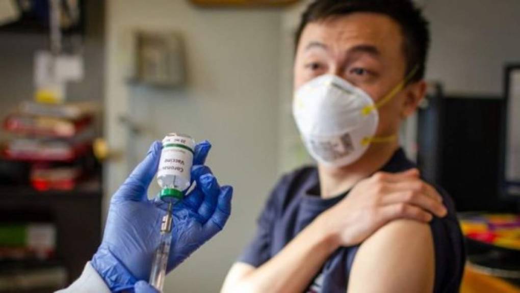 Tras el éxito de la vacuna experimental en los monos, el laboratorio comenzó a administrar su suero en humanos, con 144 voluntarios que recibieron la dosis de la coronavac a mediados de abril en Jiangsu.