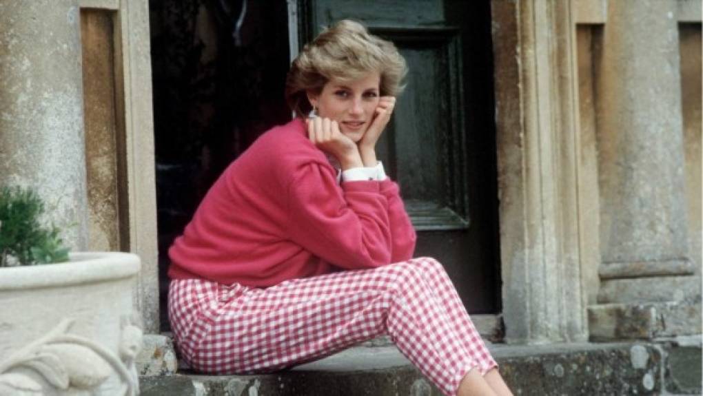 A veinte años de la muerte de la princesa Diana, National Geographic trae el documental 'Diana en primera persona'. <br/><br/>Narrado con su propia voz a través de grabaciones pocas veces escuchadas. Capta un quiebre entre la imagen pública y la privada de la princesa, subrayando intensas y muchas veces retorcidas descripciones de sus pensamientos y sentimientos en 1991.
