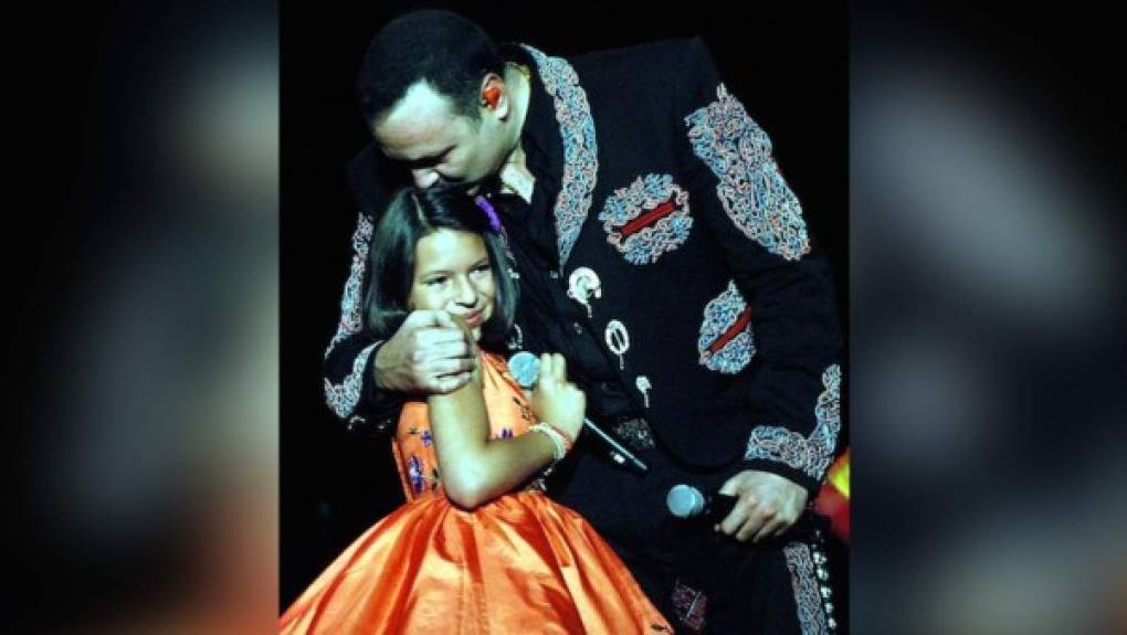 La hija menor del popular cantante mexicano, Pepe Aguilar, ya creció y es muy bella y talentosa. La jovencita Ángela Aguilar (15) heredó la belleza de su madre y el talento de su padre.