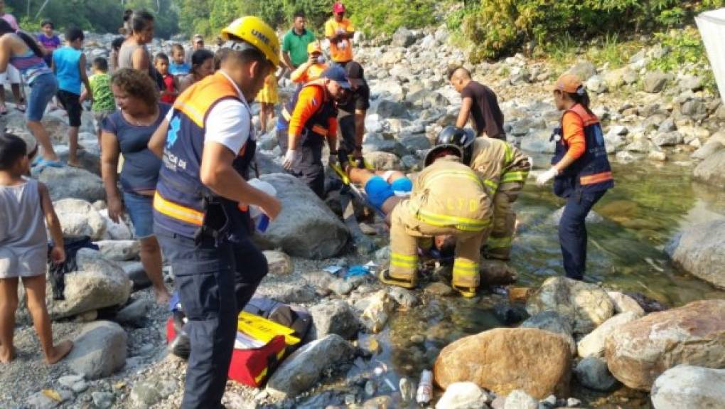 Según un testigo que vio cómo ocurrió el accidente, el conductor iba a cruzar por el puente cuando impactó contra la cabecera de la estructura, perdió el control del camión y cayó al río.