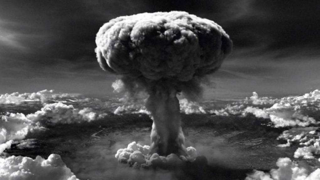 El lanzamiento de las bombas atómicas en Hiroshima y Nagasaki. 'Cerca de las puertas y dentro de dos ciudades, habrá dos azotes como nunca vio nada igual, hambre, dentro de la peste, por el hierro fuera arrojados, pedir socorro al gran Dios inmortal', escribe el profeta en la cuarteta número 6 de la centuria II. De acuerdo con varias interpretaciones, Nostradamus podría hacer referencia al ataque de EUA con bombas atómicas contra las ciudades japonesas de Hiroshima y Nagasaki en 1945 y los cientos de miles de muertos y damnificados por este lanzamiento.