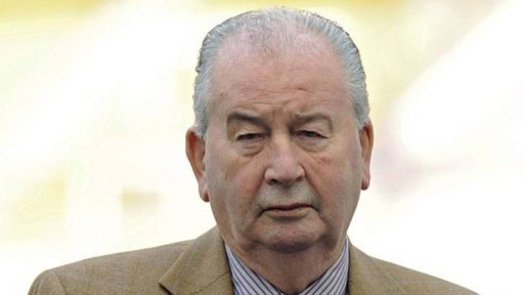 Julio Humberto Grondona ​ fue un dirigente de fútbol argentino que se desempeñó como presidente de la AFA durante 35 años. Murió en el 2014.