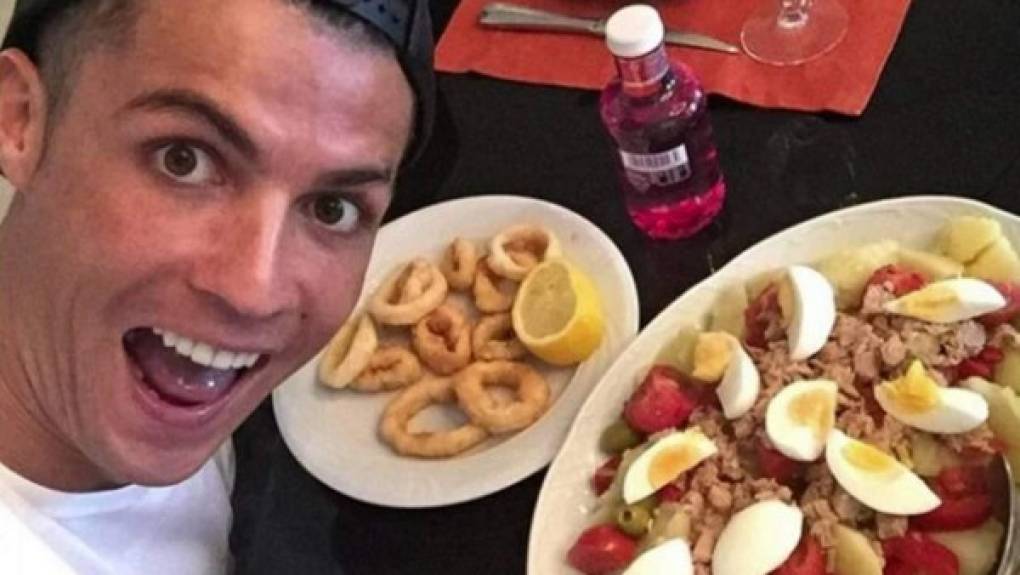 'Cristiano no cocina. Después de entrenar toda la mañana, se merece encontrar un buen plato de comida caliente preparado con cariño en la mesa. Tenemos un chef y yo a veces cocino”, reveló la novia del astro luso.