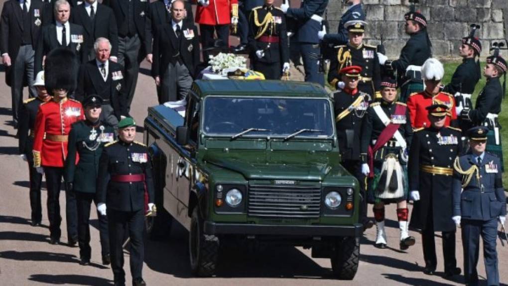 Para presentar sus respetos al fallecido Príncipe, la pareja envió una corona de flores a la Capilla de San Jorge, en Windsor, donde este sábado se celebraron las exiquias de Felipe.