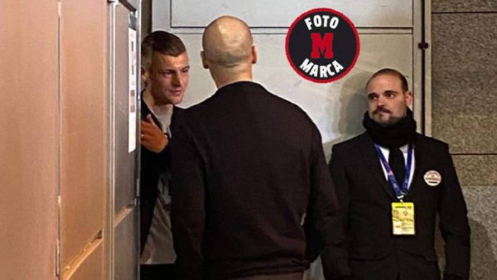 Toni Kroos fue suplente en el partido y no entró al campo. Después del juego, se le vio hablando con el técnico del Manchester City, Pep Guardiola, quien lo dirigió en el Bayern.