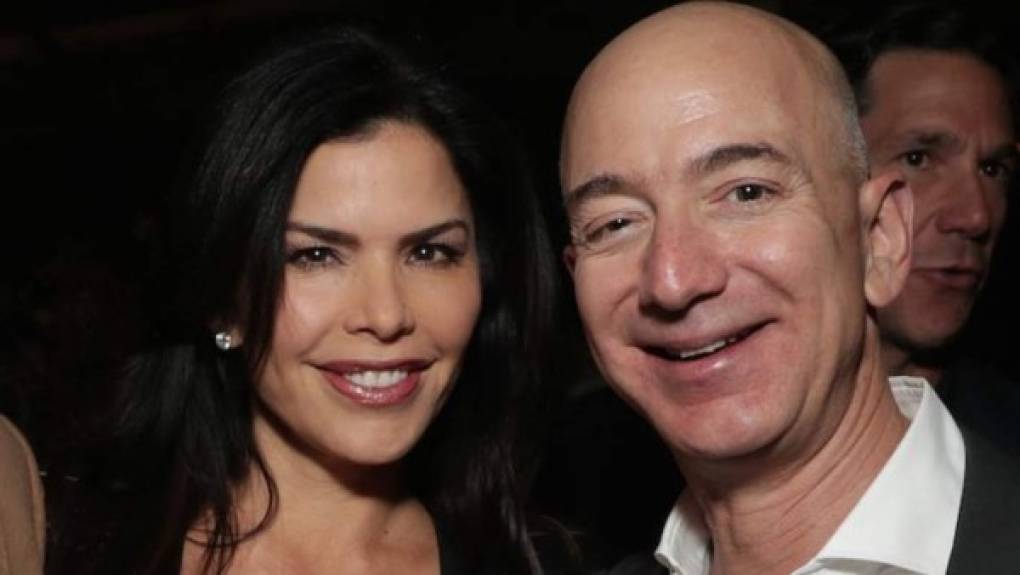 La pareja se divorció tras destaparse la infidelidad de Bezos con la periodista hispana Lauren Sanchez.
