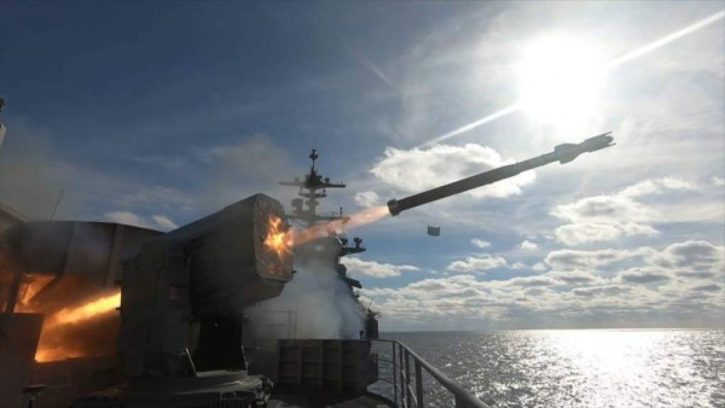 El USS Abraham Lincoln también traslada misiles de defensa RIM-116; misiles antiaéreos Sea Sparrow (guiados por radares); y cañones Phalanx CIWS (también guiados por radares) para defenderse de misiles antibuques y de aviones de alta velocidad.