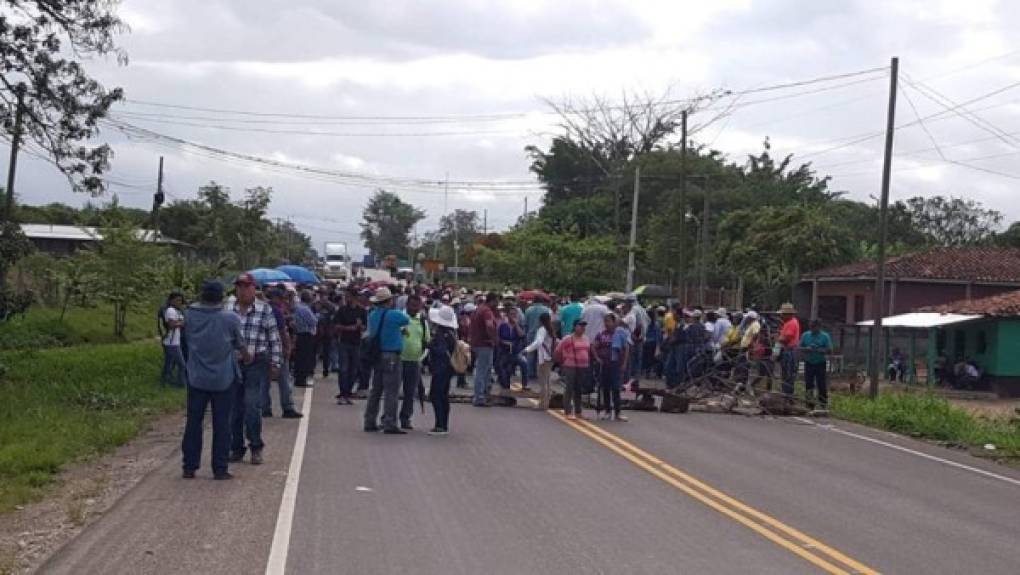 Este lunes fue tomada la carretera a la altura de Limones en Olancho, en donde maestros y médicos aseguraron que desconocen la acción realizada por el Gobierno de la República.<br/>