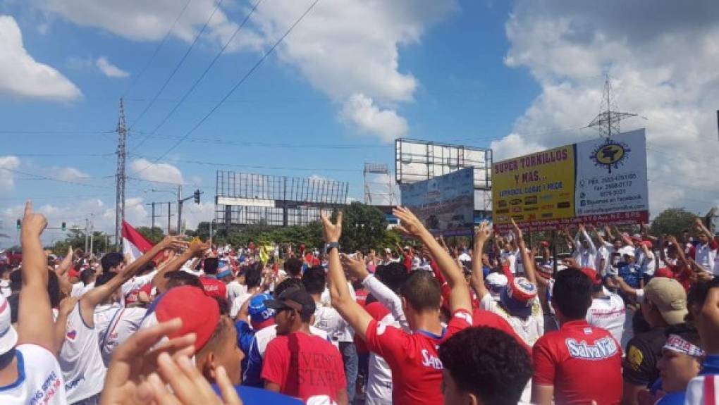 La barra del Olimpia armó un gran show a su llegada al estadio Olímpico.