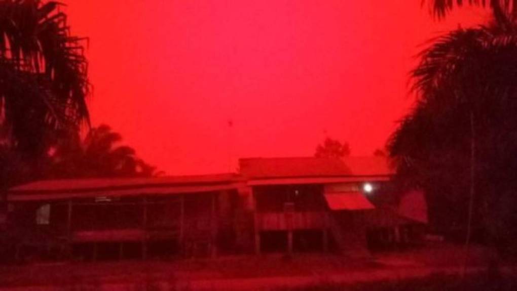 Imágenes captadas por residentes de Sumatra se viralizaron en redes sociales al mostrar los cielos de la ciudad de Jambi bajo un homogéneo tono rojizo con una densa bruma.