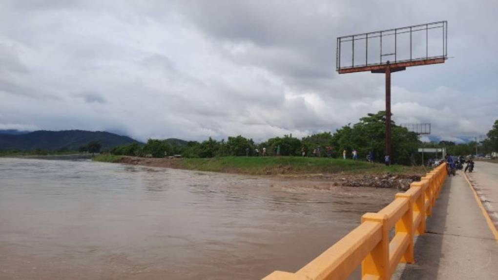 Nuevamente se han reportado inundaciones en el municipio de La Lima, tras el desbordamiento del río Chamelecón producto del incremento en su caudal por las lluvias que se han estado registrando en la zona de norte del país.