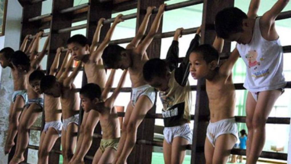 En China, los padres envían a sus hijos a gimnacios con la esperanza de convertirlos en atletas para los Juegos Olímpicos, sin embargo, la forma de entrenar en dichos lugares ha causado revuelo e indignación en el mundo occidental.