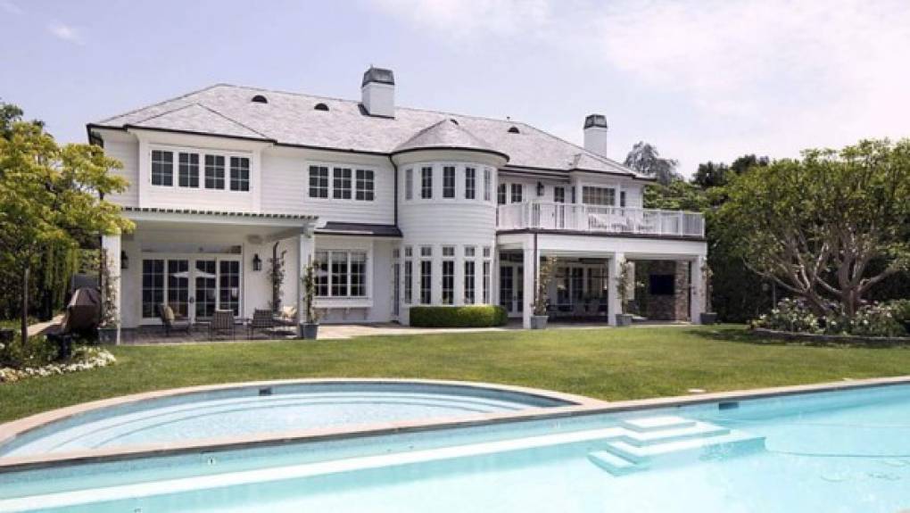 La mansión que ha puesto en venta la estrella de la NBA cuenta con una enorme piscina.