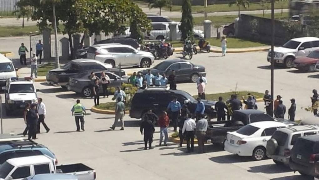 Muchas personas se aglomeraron este miércoles después del tiroteo que dejó dos personas muertas en la ciudad de San Pedro Sula, zona norte de Honduras, sin que hasta el momento se conozca el móvil del crimen.