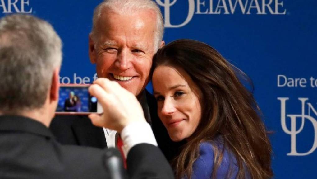 La hija favorita de Biden ha sido arrestada en tres ocasiones, por posesión de marihuana, por beber alcohol antes de los 21 años y por obstrucción a la autoridad cuando insultó a los policías durante una fiesta en un bar de Chicago.