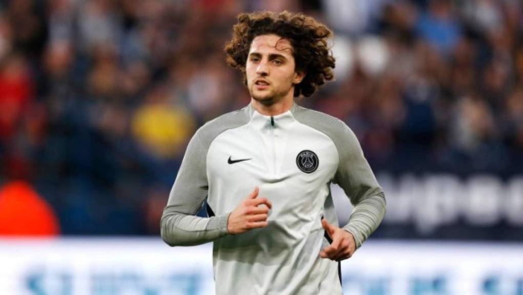 Según apunta el diario L'Equipe, pese a los constantes rumores, Adrien Rabiot se va a quedar finalmente en el PSG y hasta podrían ofrecerle la renovación. El Barcelona lo ha pretendido.