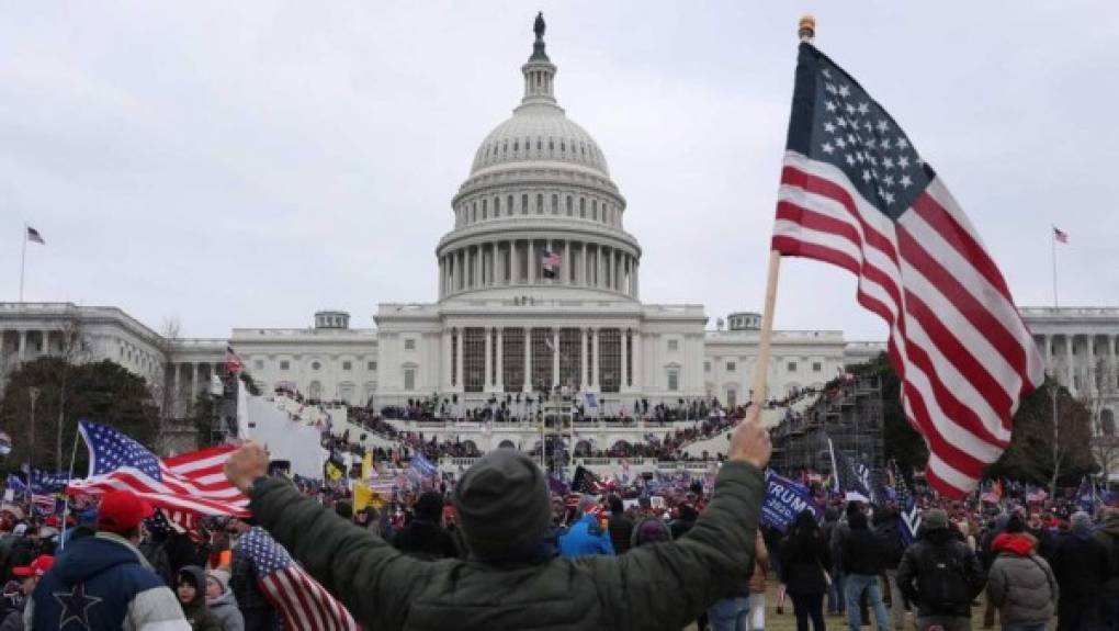 Una turba de violentos manifestantes, seguidores del presidente Trump, irrumpieron en el Capitolio de EEUU, hecho que provocó el repudio de líderes políticos mundiales.