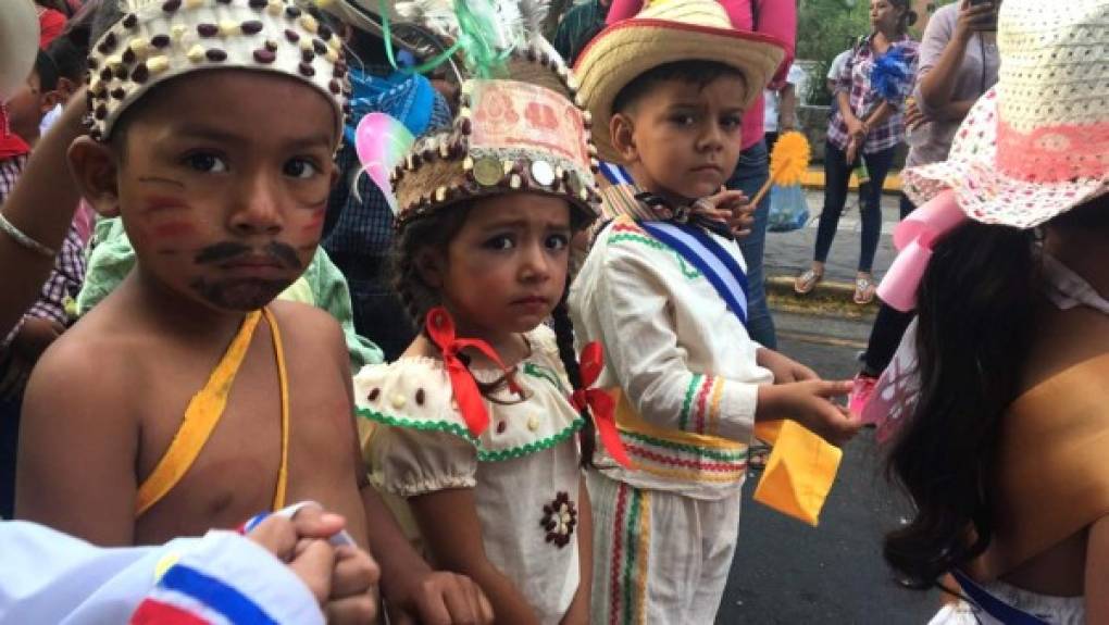 Los niños se vistieron con trajes típicos e imitando al héroe nacional, el indio Lempira.