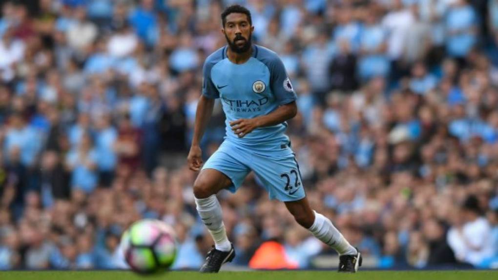 Gaël Clichy, lateral por la banda izquierda será dado de baja.