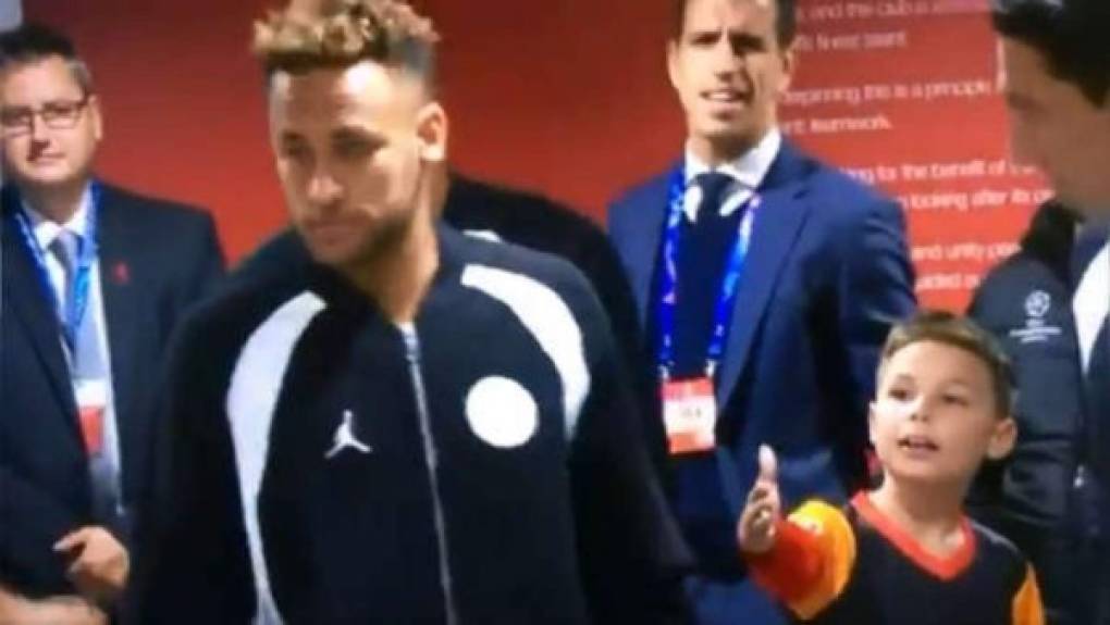 Neymar, delantero del PSG, le negó el saludo a un niño en el vestuario en el duelo ante Liverpool. Las cámaras de televisión captaron cómo el delantero brasileño pasó de largo cuando un pequeño que estaba frente a el le tendió la mano para saludarlo. El niño incluso comenzó a llamar al exjugador del Barcelona, pero este no hizo caso y siguió como si nada.