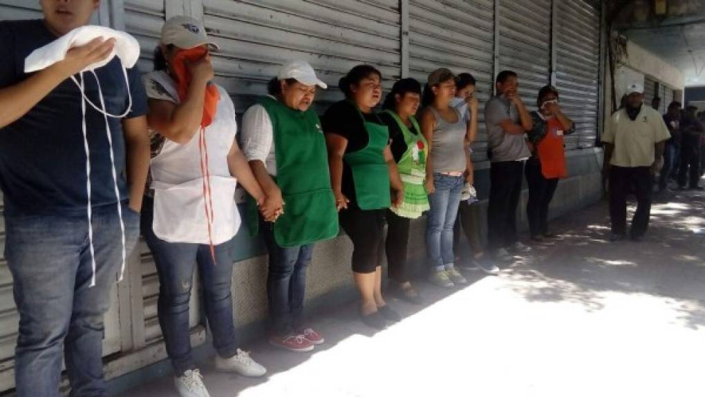 Un grupo de mujeres comerciantes oran tras ser afectadas por los gases lacrimógenos.
