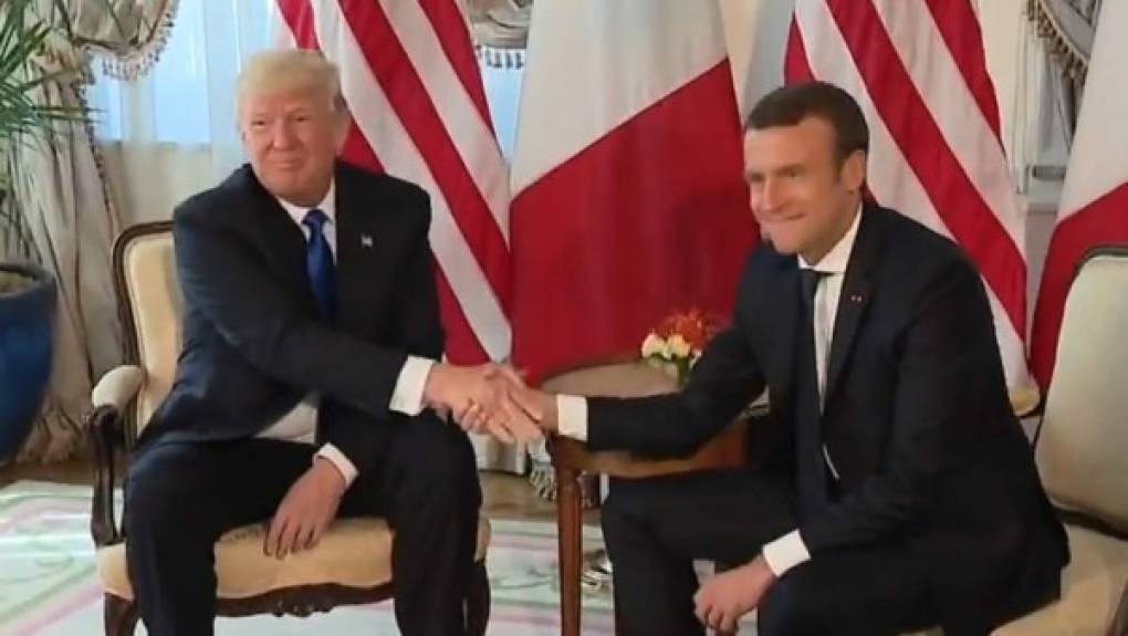 Otro que se preparó fue Emmanuel Macron, presidente de Francia, quien se dio prisa en comenzar a apretar antes que Trump.