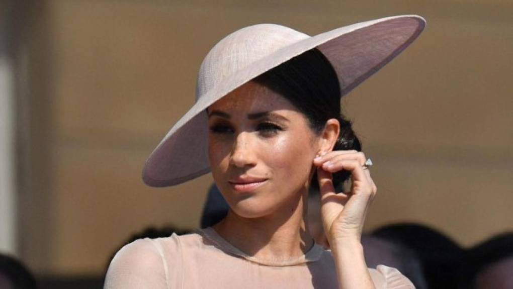 De acuerdo con la agencia de noticias PA, Meghan y Harry eligieron personalmente las flores: calzones de oso, la flor nacional de Grecia, para representar la herencia de Felipe, acebo marino por la Marina Real; campanula en señal de gratitud y amor eterno; romero para significar el recuerdo, lavanda para la devoción y rosas en honor a que junio, el mes del nacimiento del Príncipe.