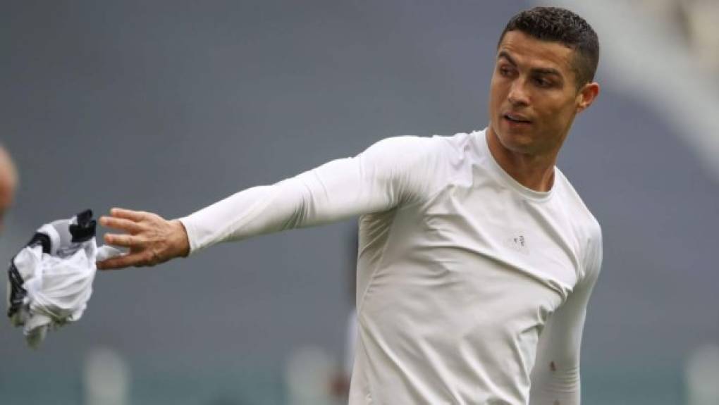 CR7 fue inundado de críticas tras el Juventus-Génova por haber presuntamente lanzado al suelo su camiseta al acabar el partido, aunque según otras versiones se la quitó para regalarla a un recoge pelotas, y el domingo acabó el cruce en Florencia sin poder rematar a portería.