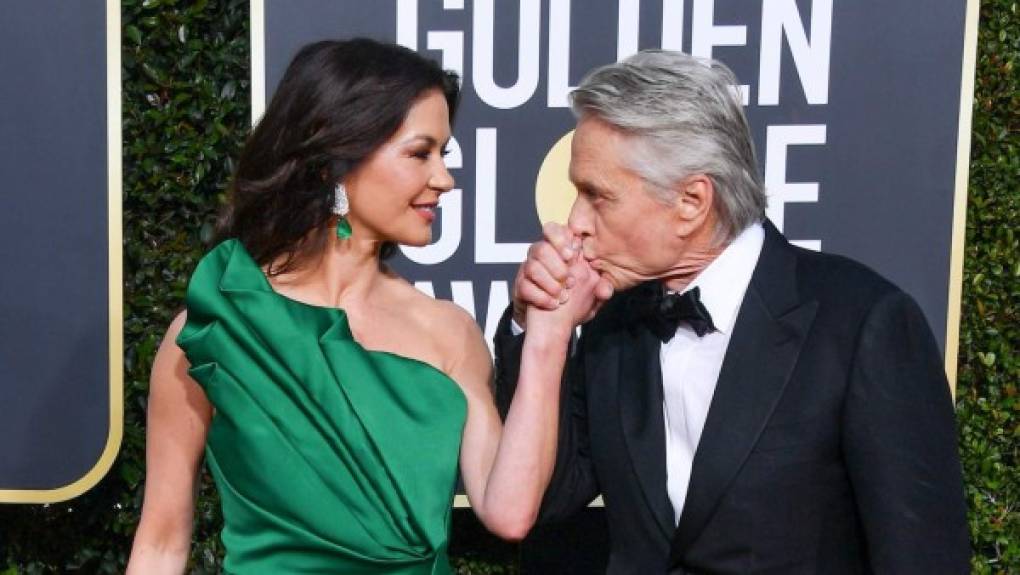 La iniciativa permitirá que más invitados de alto perfil entreguen premios en persona, como Michael Douglas y Catherine Zeta-Jones, que lo harán desde la Gran Manzana, incluso si los nominados tienen que quedarse en casa. Ante la posibilidad de transmitir los Óscar desde múltiples lugares, la Academia de Artes y Ciencias Cinematográficas, que anualmente entrega las preciadas estatuillas, estará observando de cerca para ver si Fey y Poehler pueden entablar su relación habitual desde los lados opuestos del país.