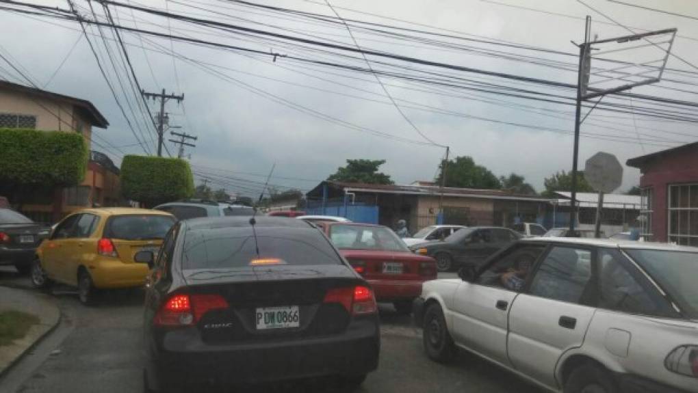 La semana para los pobladores del El Progreso, La Lima y para los que vienen de Atlántida ha sido un calvario, ya que esta semana hubo para de labores de los transportistas.