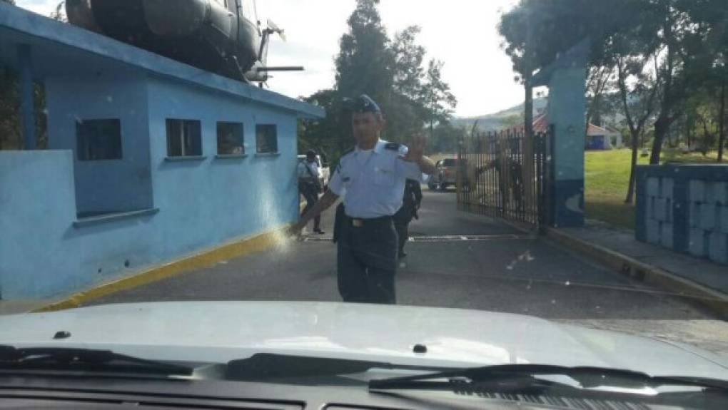 Los hermanos Miguel Miguel Arnulfo y Luis Alonso Valle a su entrada a la base aérea Hernán Acosta Mejía de donde serán extraditados hacia Estados Unidos.