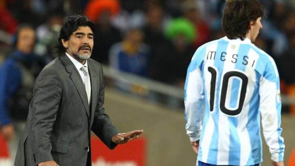Seleccionador de Argentina:<br/><br/>Su último trabajo con el fútbol fue el de entrenador de Gimnasia y Esgrima La Plata. Maradona también dirigió a Mandiyú, Racing Club, Al-Wasl, Al-Fujairah y Dorados de Sinaloa, en México, y fue seleccionador de Argentina de 2008 a 2010.<br/><br/>Con Maradona en el banquillo y Lionel Messi en el campo, la Albiceleste se clasificó de manera agónica para el Mundial de Sudáfrica 2010.<br/><br/>Pero tras un promisorio comienzo, Argentina fue apeada del torneo al perder aparatosamente en los cuartos de final ante Alemania por 4-0.<br/>
