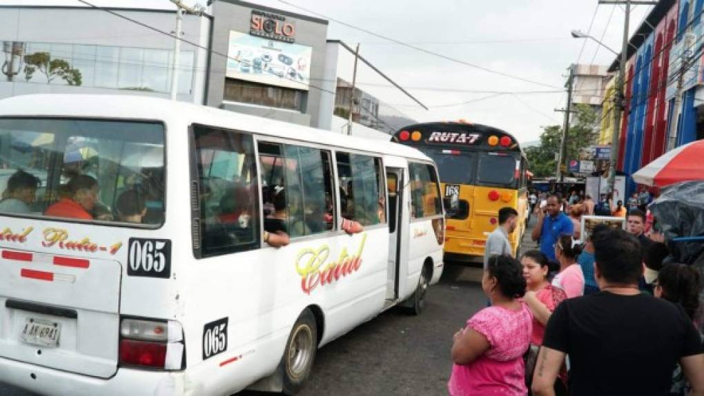 Los buses en San Pedro Sula comenzaron a movilizarse en la ciudad para darle el servicio a la población.