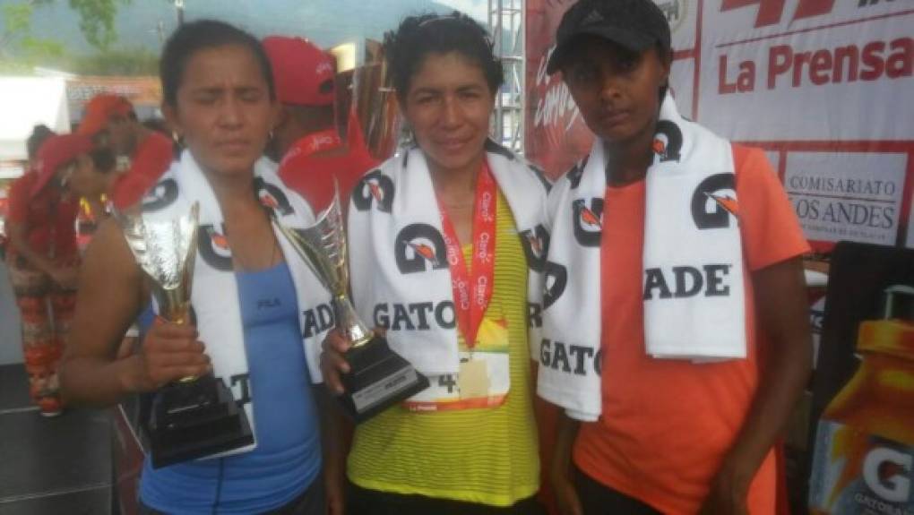 Categoría 21 kilómetros internacional damas: Amare Shewarge de Kenia, primer lugar. -Derecha-. La salvadoreña Idelma Delgado y la guatemalteca Elida de Xuyá, segundo lugar compartido.
