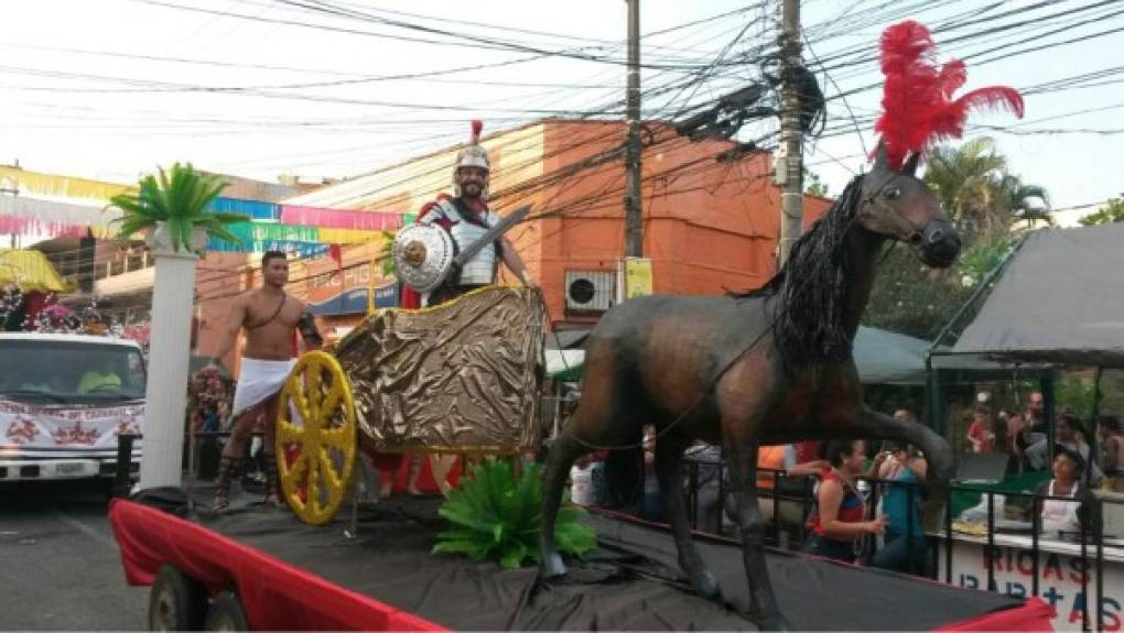 En 2016, el diseñador Eduardo Zablah lució como un emperador romano. <br/><br/>En esa ocasión no lució trajes de plumas, escarcha ni pedrería sino que se transformó en un emperador romano e iba en una carroza que simulaba un carruaje de guerra de esa época con caballo incluido