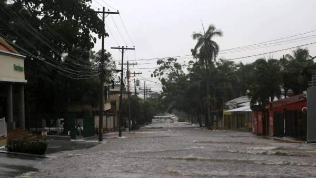 Es habitual que la vía se inunde cuando caen tormentas en San Pedro Sula.
