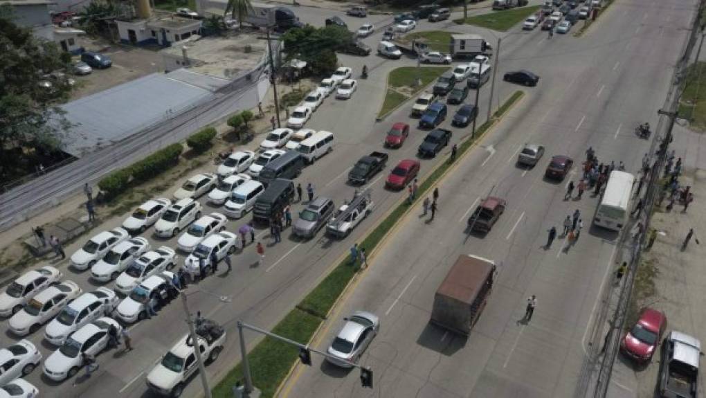 En Tegucigalpa, decenas de taxis fueron atravesados en calles del centro de la ciudad para impedir la circulación de vehículos particulares, mientras que en otros sectores autobuses urbanos fueron aparcados a orillas de bulevares.