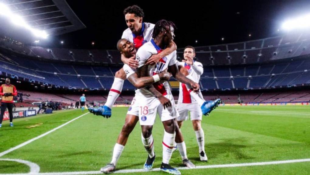 Los jugadores del PSG celebrando el 1-3.