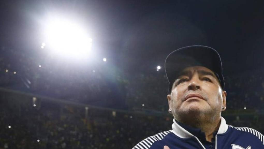 Maradona, de 60 años, que había estado ingresado a inicios de este mes en dos centros de salud por anemia, deshidratación y un hematoma subdural por el que finalmente fue operado, murió el pasado miércoles de un paro cardíaco en una casa de las afueras de Buenos Aires.