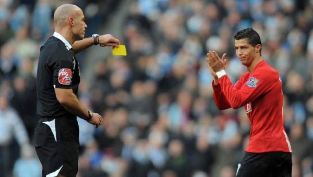 Manchester City-Manchester United (2008) - Durante su último año en el United, Cristiano Ronaldo volvió a ganarse otra expulsión, de nuevo durante un derbi ante el Manchester City. El árbitro del partido, Howard Webb, le sacó dos amarillas, la primera por una falta sobre un rival y la segunda por rematar con la mano dentro del área.