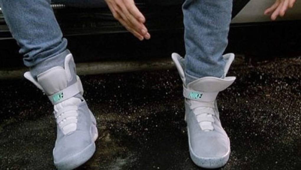 Nike también dio un salto hacia la nostalgia e informó, a principios de año, que lanzaría una versión limitada de los zapatos Nike Mag que se atan solos y que aparecen en el filme. No obstante, no se tienen más detalles al respecto.