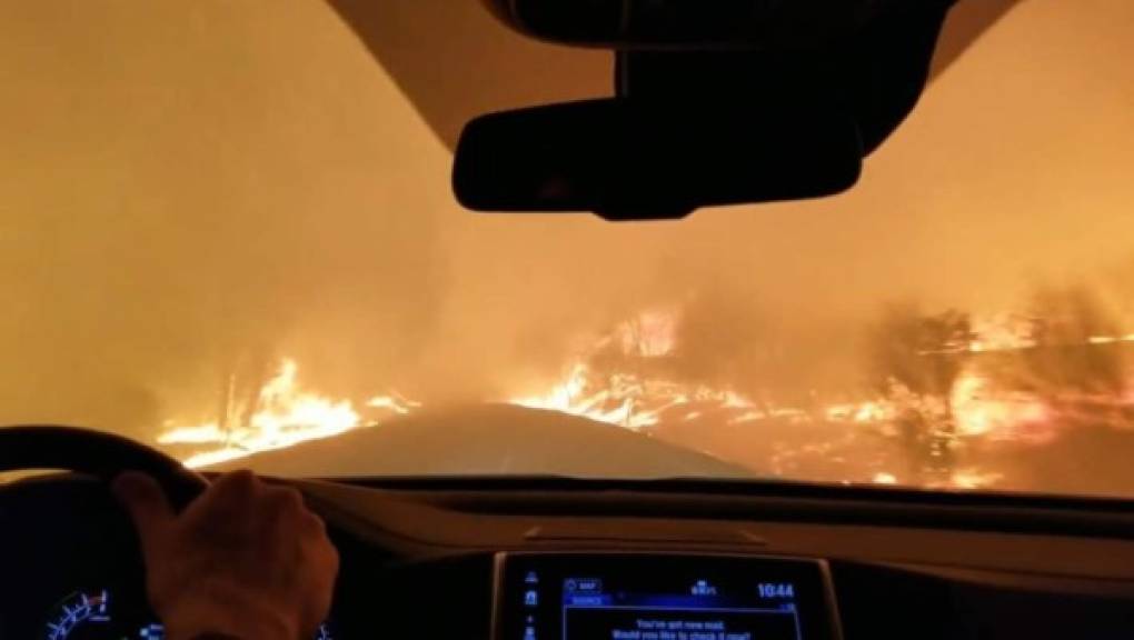 Muchas personas han tomado fotografías desde sus autos cuando salen de las zonas de peligro.