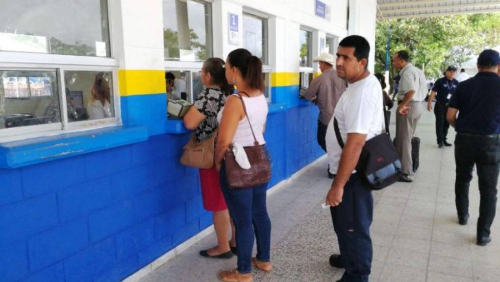 This handout picture released by Honduras' Presidency shows people queueing at Corinto's border checkponit during the official launch of the binational customs process union in Corinto, Cortes department, Honduras, on June 26, 2017.<br/>Guatemala and Honduras are officially opening their borders for free circulation of goods, being the first Central American countries to accomplish the pursued aim of a customs union. / AFP PHOTO / Honduras' Presidency / HO / RESTRICTED TO EDITORIAL USE - MANDATORY CREDIT 'AFP PHOTO /Honduras' Presidency /HO ' - NO MARKETING - NO ADVERTISING CAMPAIGNS - DISTRIBUTED AS A SERVICE TO CLIENTS<br/><br/>