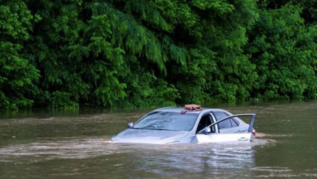 Hasta el momento no han habido reporte de fallecimientos, sin embargo, las autoridades buscan a un militar que desapareció al intentar rescatar a un grupo de personas atrapadas en las inundaciones.