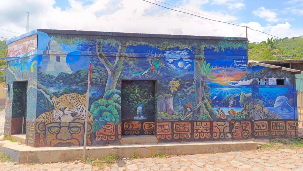 Uno de los murales refleja la belleza turística que tiene Honduras, como ser sus hermosas playas, riqueza arqueológica, fauna y flora del país.