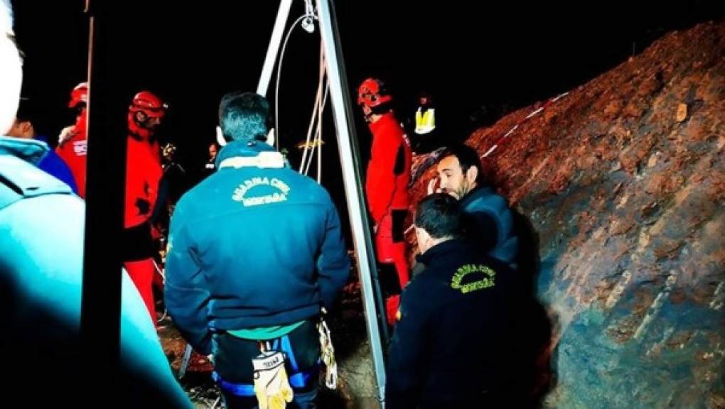 Más de un centenar de bomberos y policías tratan de rescatar, desde el domingo, a un niño de dos años que cayó a un pozo de 10 pulgadas de ancho y más 300 pies de profundidad (110 metros) en un pueblo del sur de España.