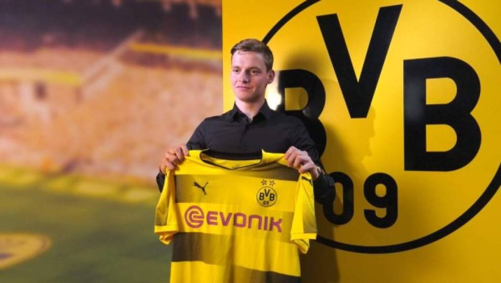 Sergio Gómez es nuevo jugador del Borussia Dortmund. El centrocampista llega procedente de la cantera del Barcelona y firma un contrato que le vinculará al club alemán como estaba prevsto.