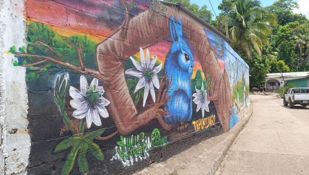 La flora y fauna también fue plasmada en los hermosos murales que rodean el pueblo, caminar por ese lugar traslada a los visitantes a diferentes lugares de Honduras. 