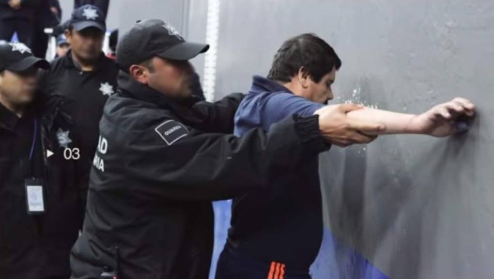 Tras ser trasladado a un penal de máxima seguridad en Ciudad Juárez, El Chapo fue sometido a una revisión de rutina antes de ser interrogado por las autoridades.